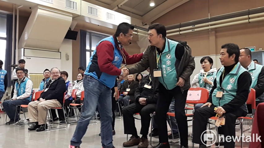 抽籤前鄭世維上前與余天握手致意，兩人互喊加油。 圖：林昀真/攝