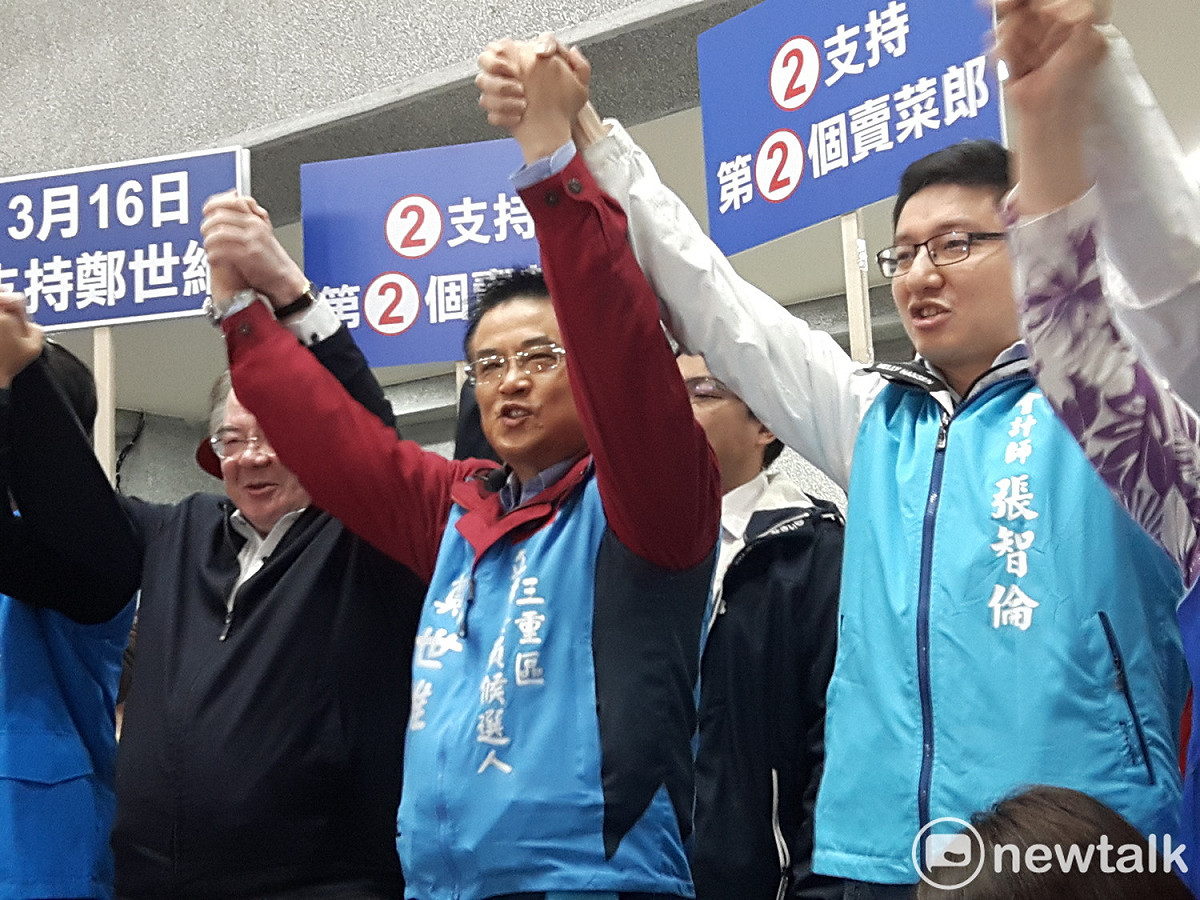 鄭世維抽到2號，呼籲選民「支持第二個三重賣菜郎」。 圖：林昀真/攝