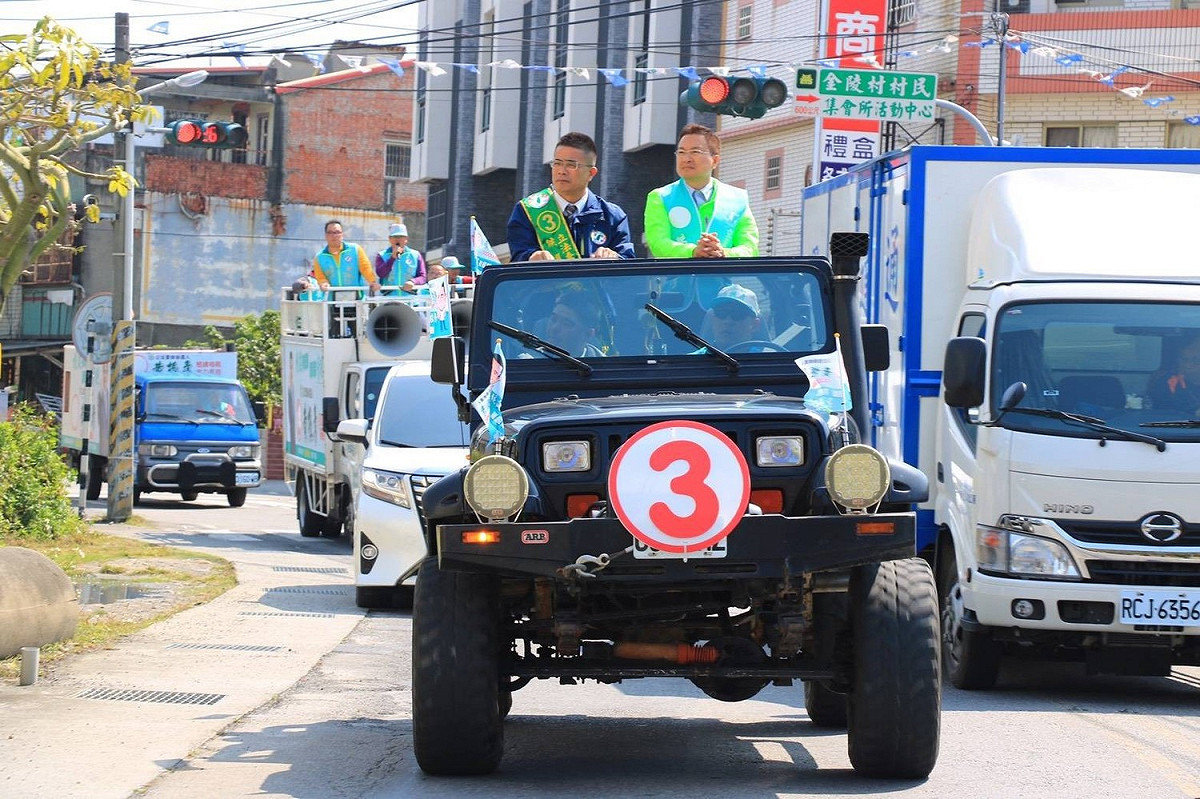 黃振彥由魏明谷陪同搭上掛有③號的宣傳車。 黃振彥競選總部/提供