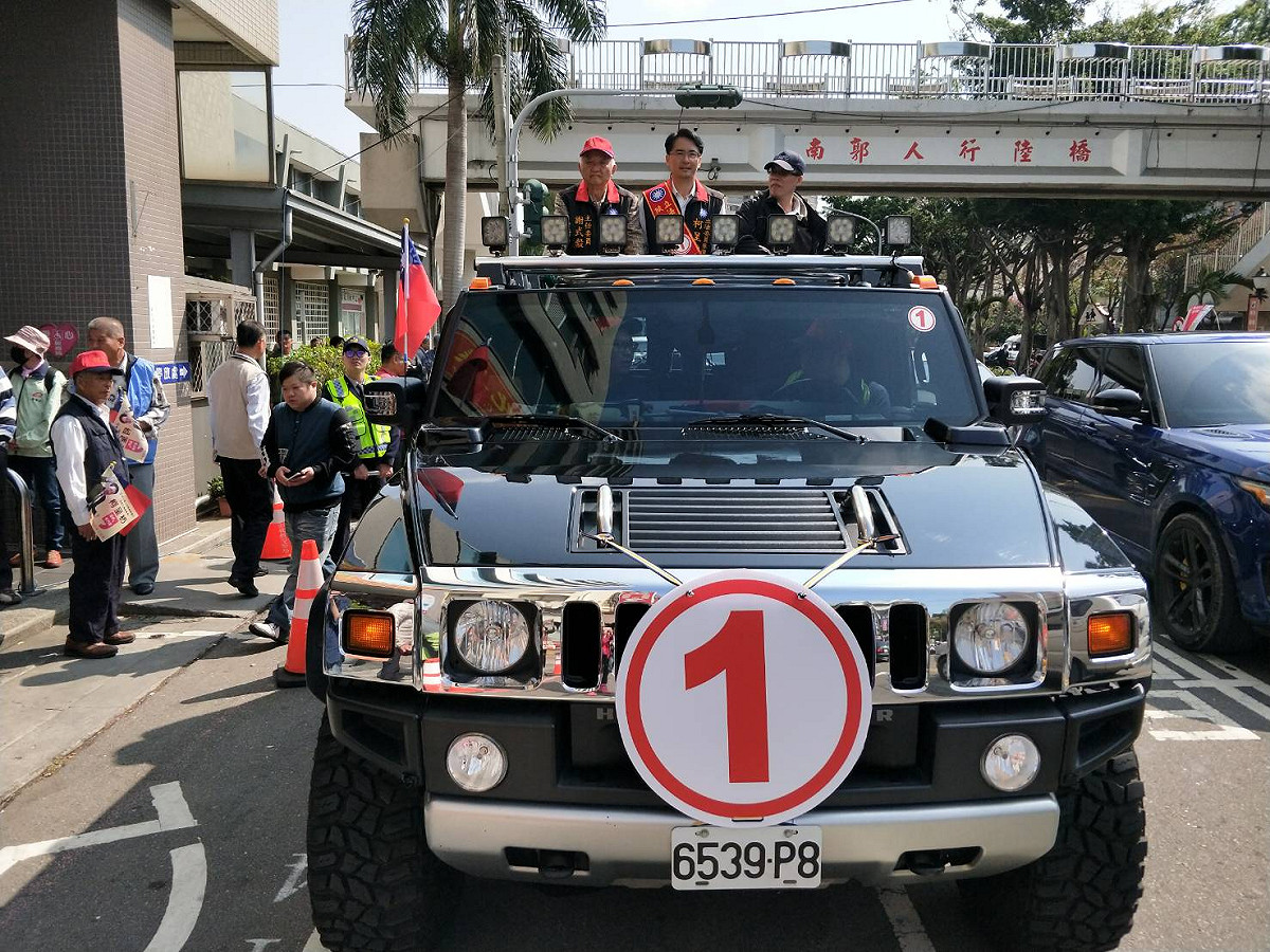 柯呈枋偕同競選總部主委謝式穀搭乘吉普車，展開六鄉鎮的車隊拜票。 圖 : 柯呈枋競選總部/提供