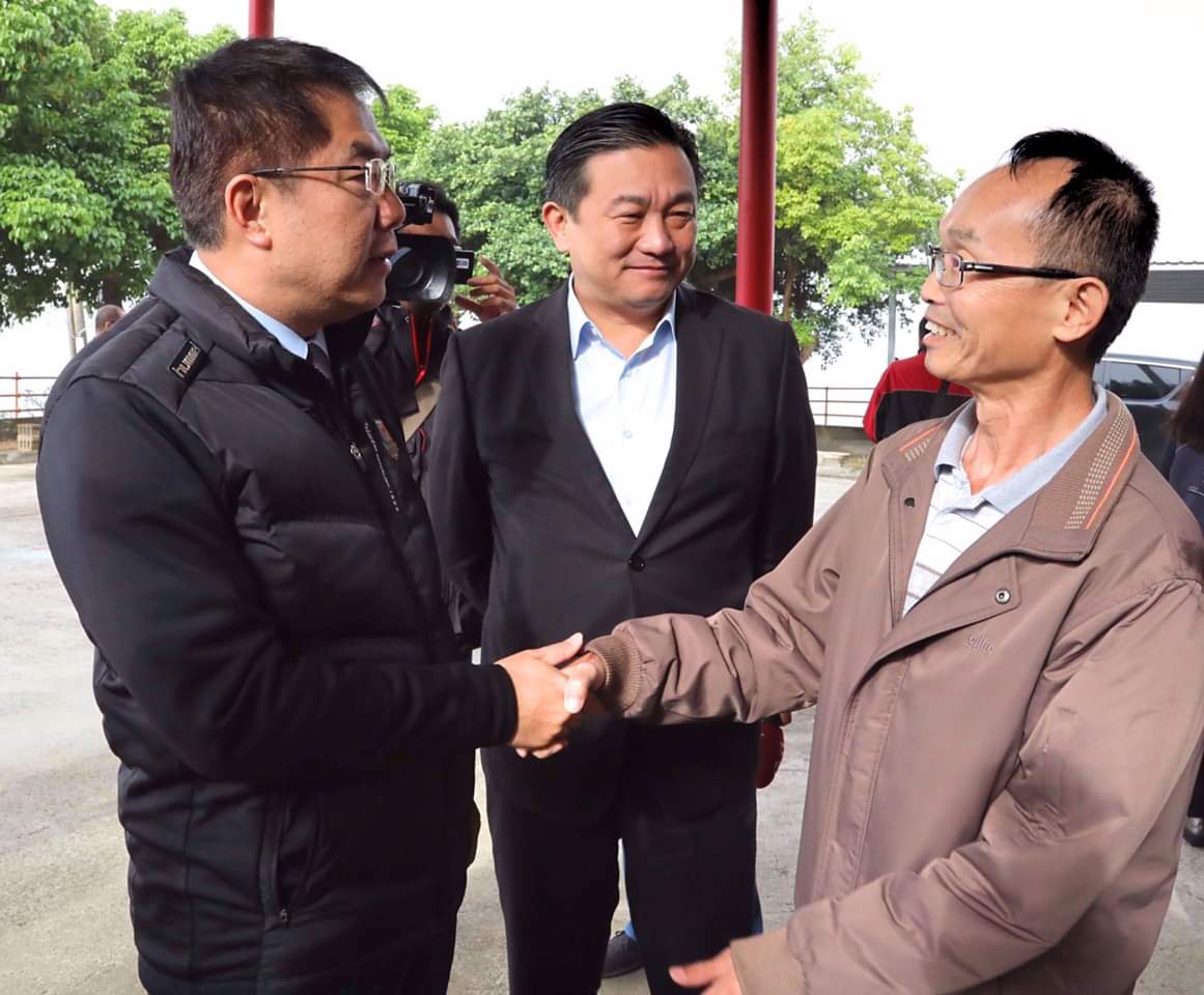 立委王定宇（左）與前牛埔里長陳永和（右）握手、交換意見 圖：翻攝自黃偉哲臉書