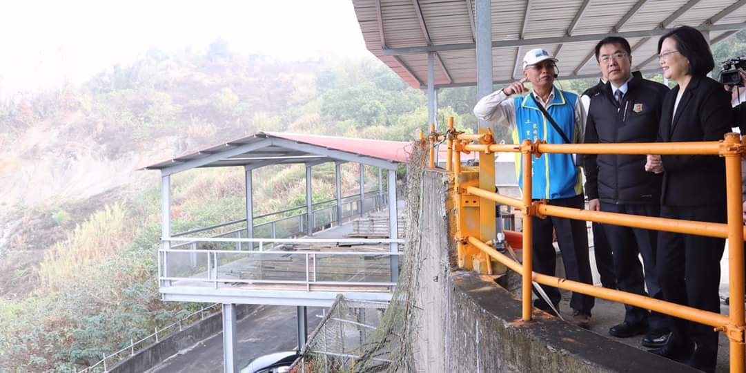 蔡總統實地勘察龍崎地景 圖：翻攝自黃偉哲臉書