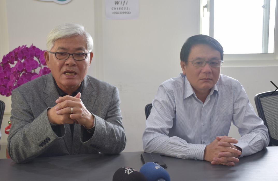 中選會主委已懸宕已久，行政院發言人Kolas Yotaka於今(25)日發出聲明表示，將提名有法官、律師背景的前雲林縣長李進勇(左)接任。 圖: 正直辦公室/提供