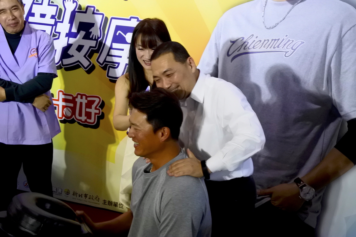 新北市長侯友宜為王建民按摩。 圖／記者劉祐廷攝