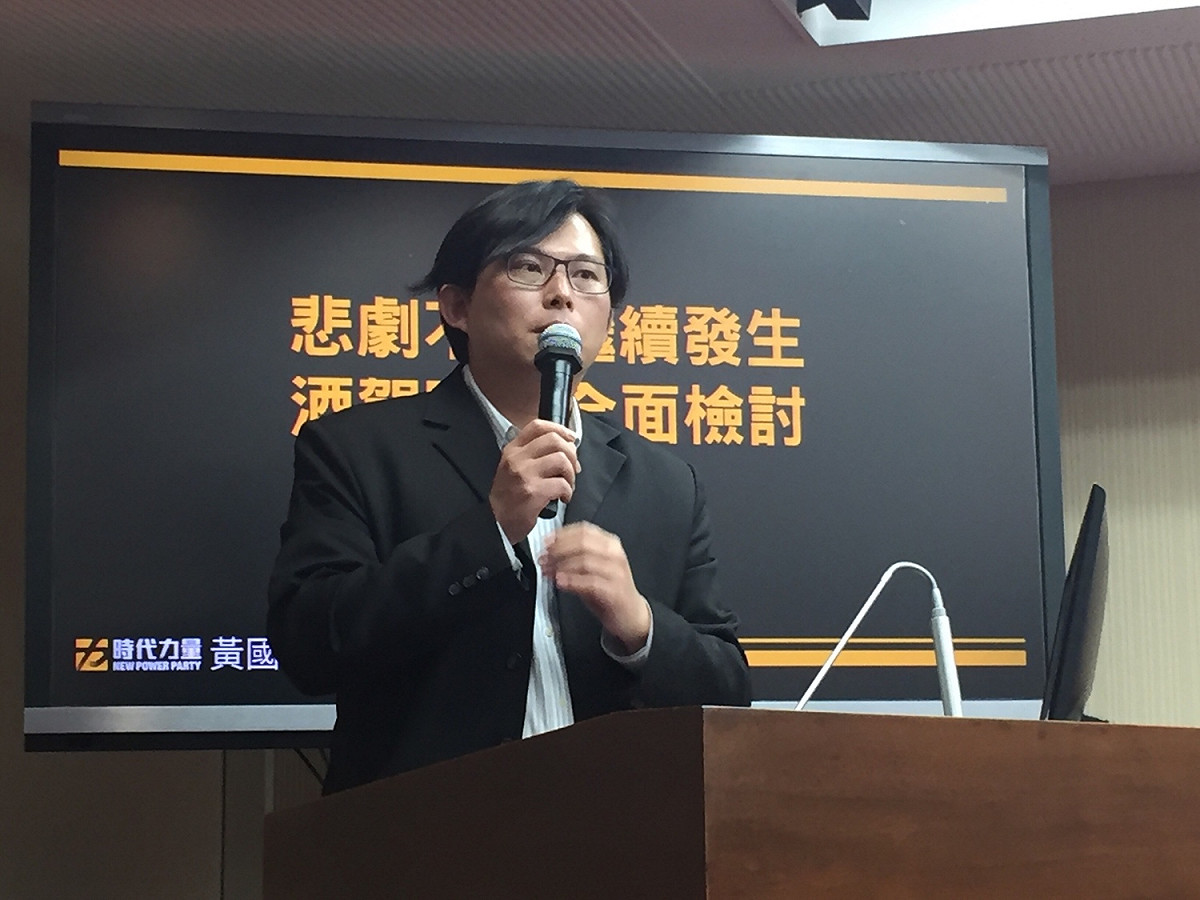 時代力量立委黃國昌下午在立法院交通委員會質詢交通部長林佳龍。 圖：趙婉淳／攝