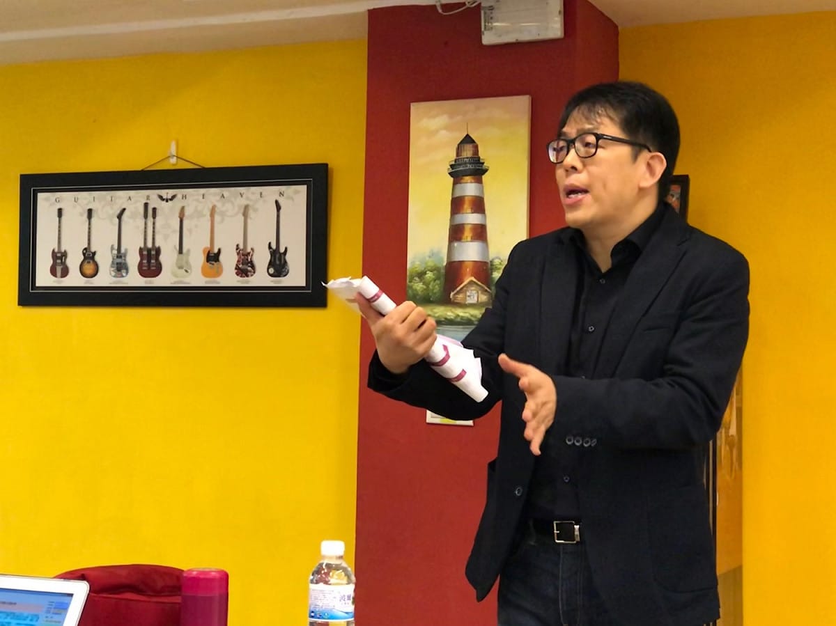 升學輔導專家劉駿豪表示，今年有一千多個系改變招生規則、變化非常大，若有意選填的系所改變參採方式、不知是否該押寶，建議考生可以回顧前幾年落點分數，再搭配相關系所歷年落點數據相互參照。 圖／記者許維寧攝