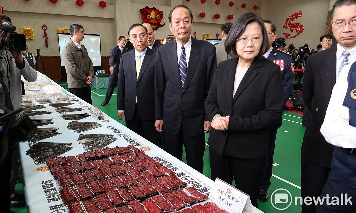 總統蔡英文25日視察海巡署查獲的毒品。 圖：林朝億/攝