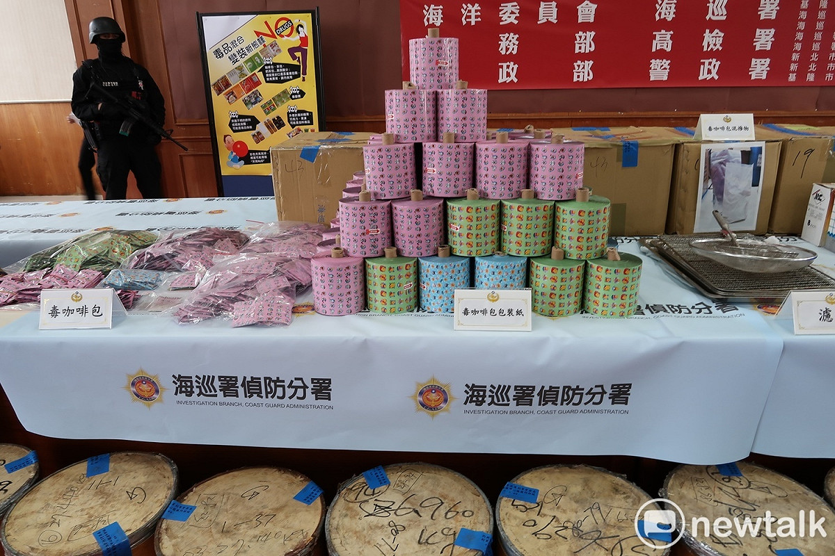 海巡署查獲的毒品原料。 圖：林朝億/攝