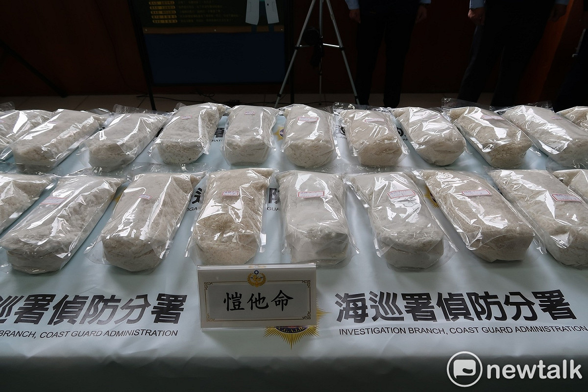 海巡署查獲的毒品原料。 圖：林朝億/攝