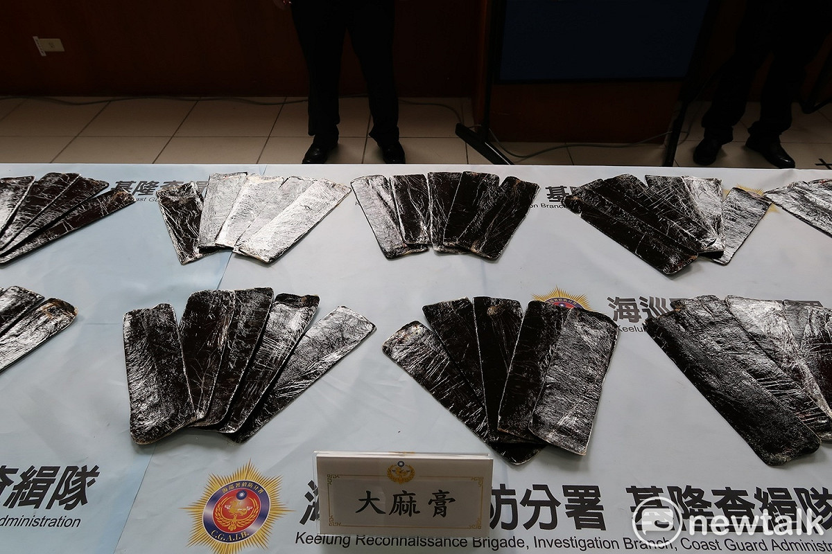 海巡署查獲的毒品原料。 圖：林朝億/攝