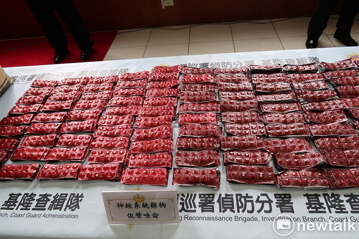 海巡署查獲的毒品原料。 圖：林朝億/攝