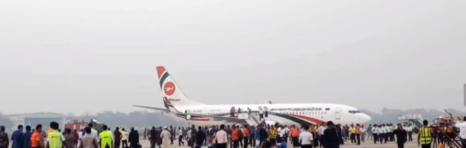 孟加拉航空於昨(24)日驚傳空中劫機事件，一架前往杜拜的波音737-800型客機，從首都達卡出發，在東部大城吉大港轉機的途中，突遭一名自稱馬哈迪（Mahadi）的男子持槍挾持。 圖: 翻攝自youtube