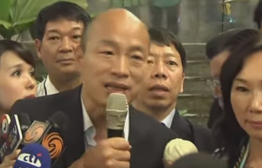 快訊》韓國瑜抵達新加坡 熱情民眾送「千年靈芝」 圖: 翻攝自youtube
