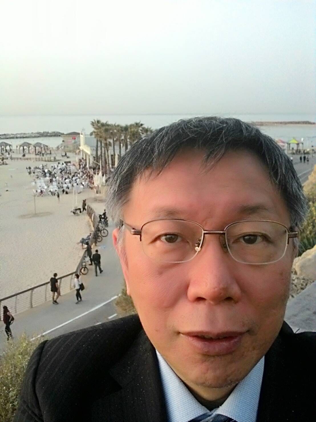 台北市長柯文哲嘗試自拍送給妻子陳佩琪。 圖：翻攝柯文哲臉書
