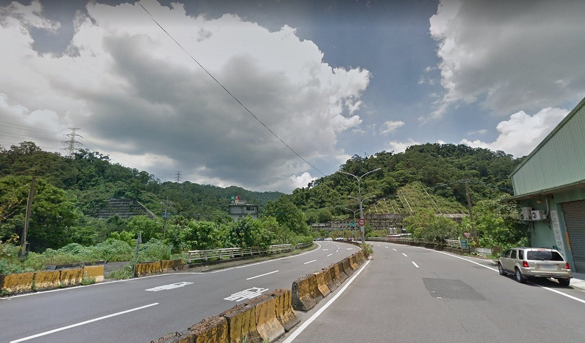 新北市新店區通往山區的柴埕路，有民眾在廚餘回收桶內發現塑膠袋包住的嬰屍。 圖：翻攝Google Map