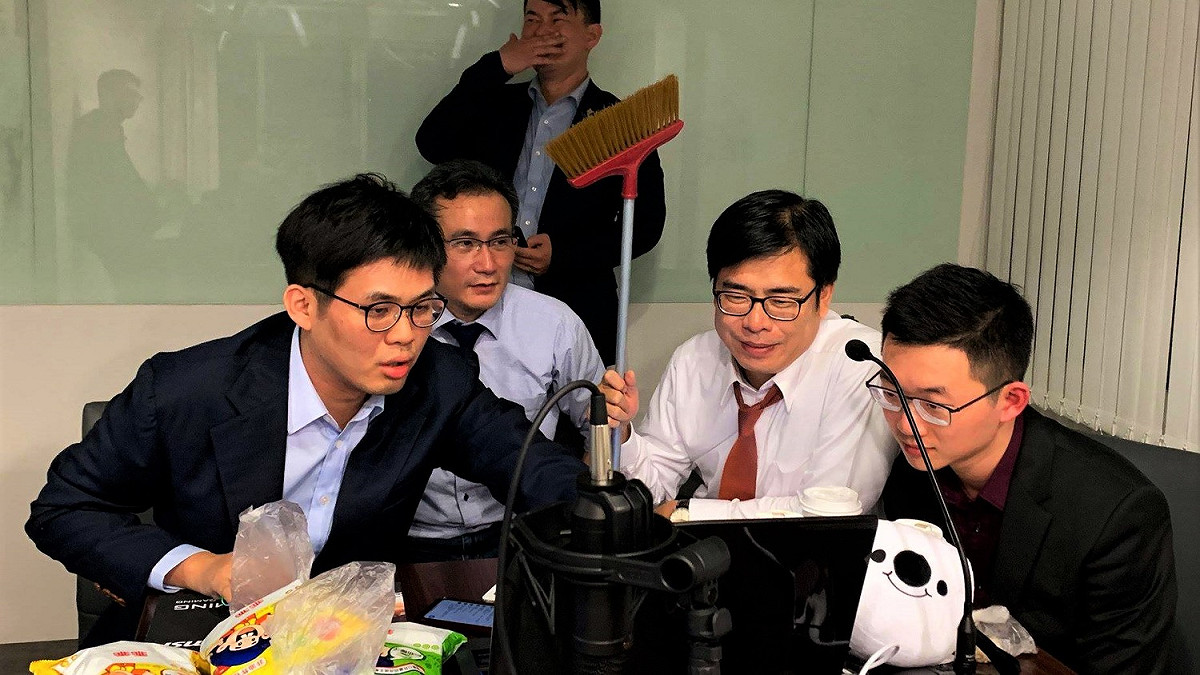 搭上《還願》熱潮，昨（25）晚行政院副院長陳其邁開直播玩《還願》，不料其中一位成員結束後微博遭到封鎖。 圖：翻攝自 陳其邁 臉書專頁