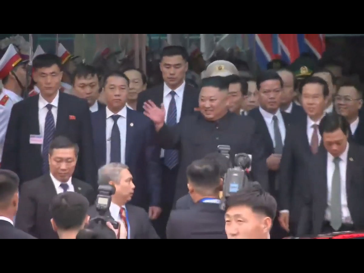金正恩的專列抵達同登車站時，越南官員到車站迎接金正恩。現場鋪有紅毯、列有儀仗隊，朝鮮和越南的國旗在現場飄揚，金正恩下車後並揮手致意。 圖：翻攝自Youtube