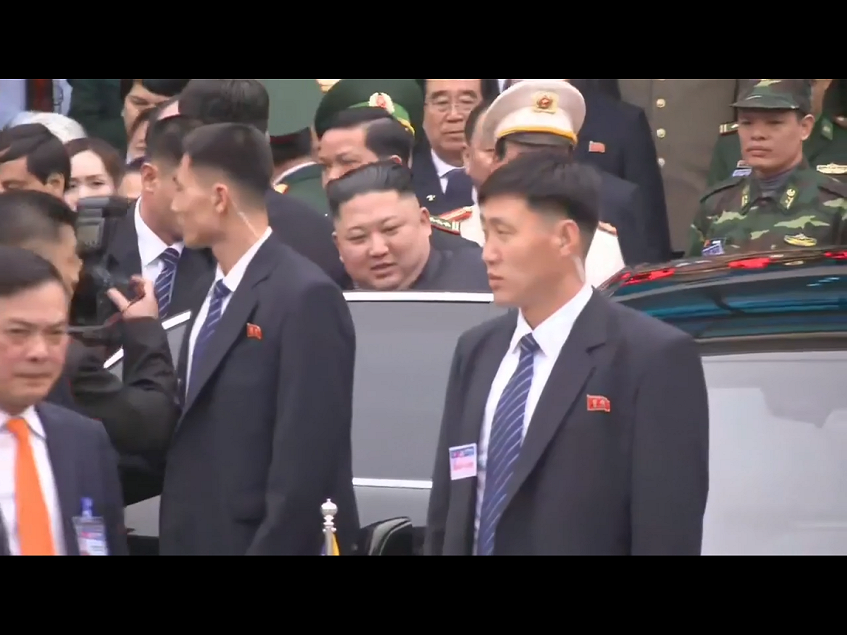 金正恩在同登換乘汽車前往170公里之外的河內。他將在明、後兩天（週三和週四）會晤川普，川普定於週二稍晚抵達河內。此外，金正恩和川普另將分別與越南領導人會談。 圖：翻攝自Youtube
