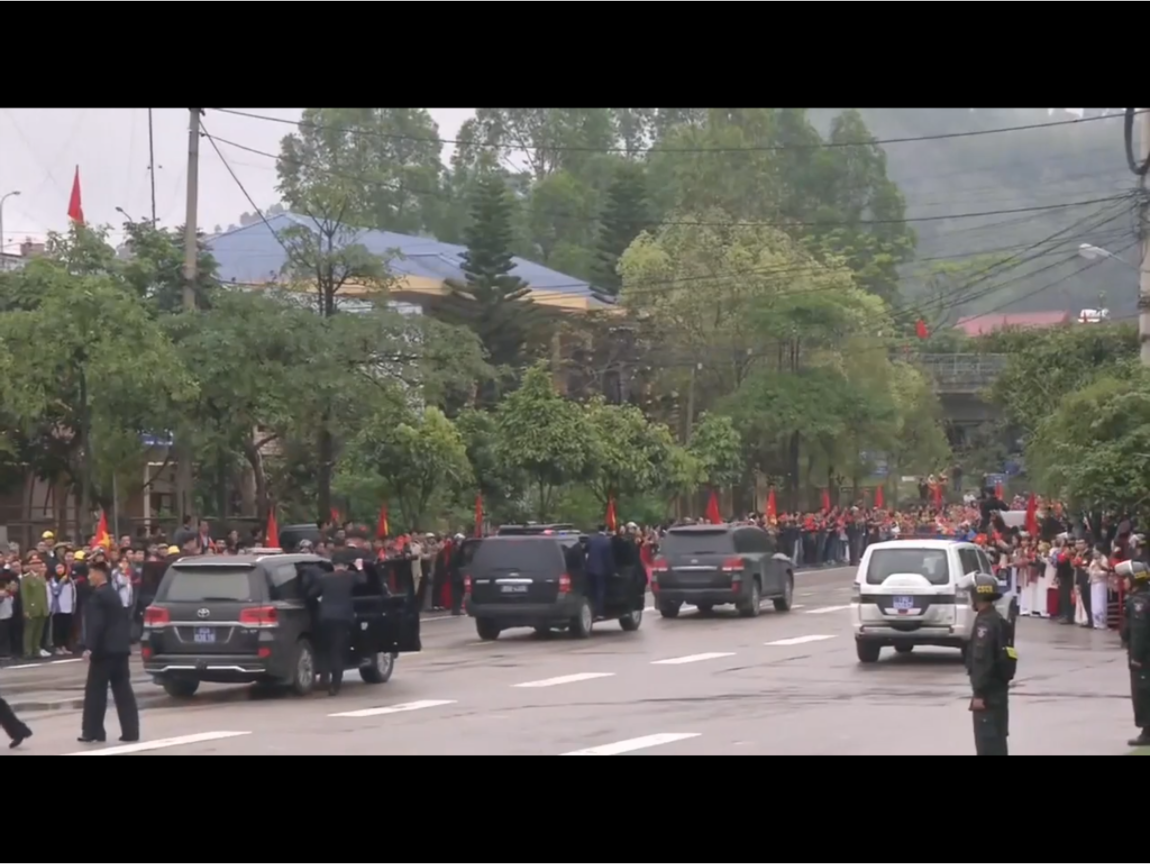 金正恩的車隊離開車站後，越南民眾手持兩國國旗，夾道歡迎。 圖：翻攝自Youtube