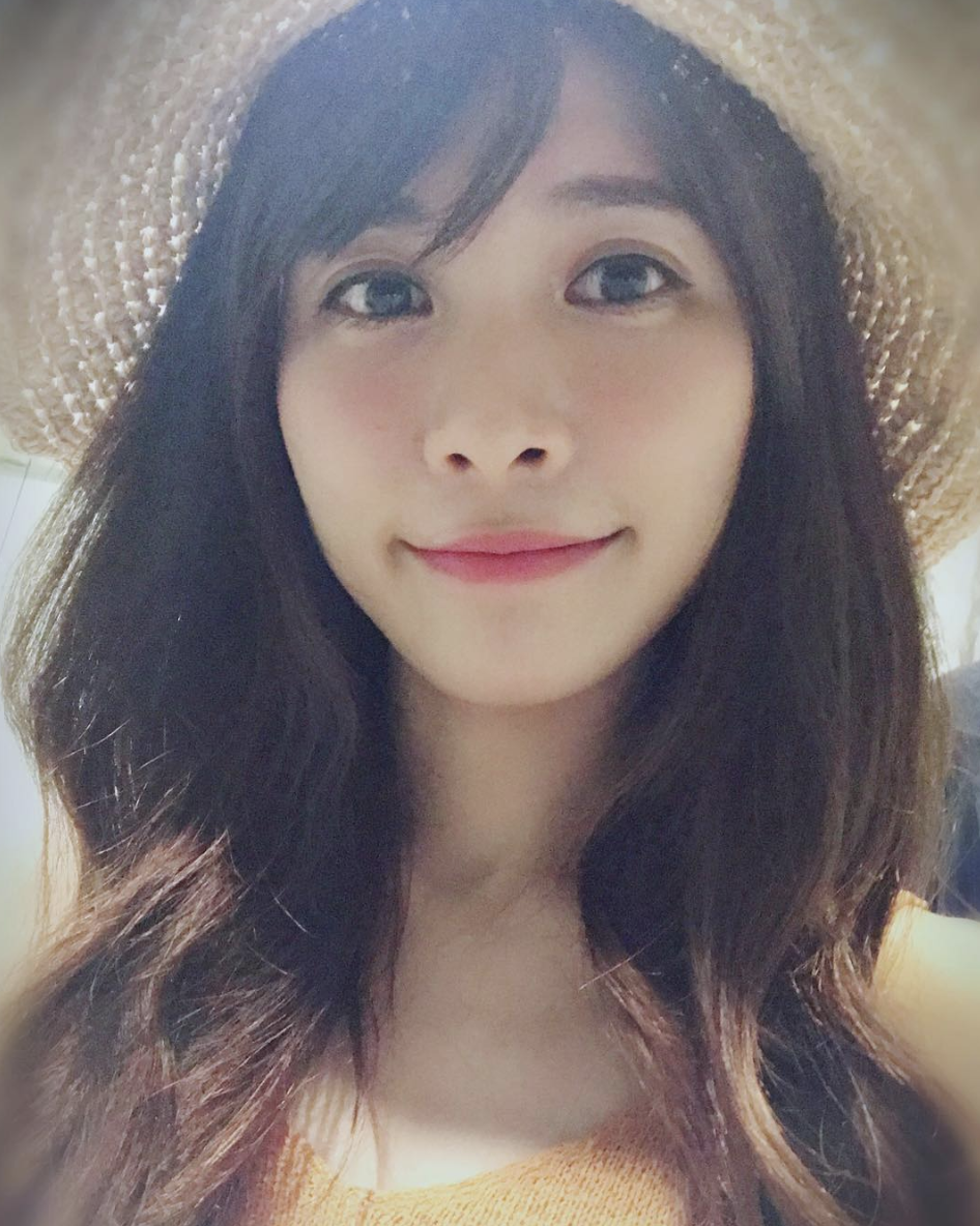 近日夯到不行的國產熱門遊戲《還願》，扮演媽媽角色的的鞏莉芳，在遊戲牆上的照片中面目兇狠，卻被網友翻出在現實中竟然是位大正妹！ 圖：新頭殼翻攝鞏莉芳本人IG