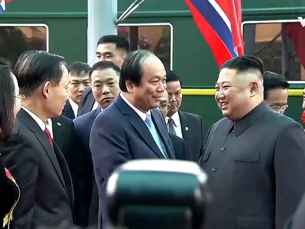 金正恩跟越南官員握手並向周邊民眾揮手，再走上已在火車站前方待命的專車，繼續往170公里外的河內移動。 圖：翻攝自Youtube(資料照片)