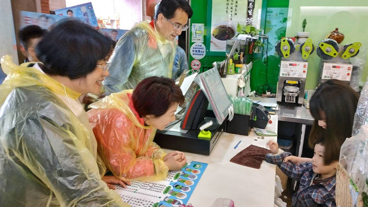 台中市長盧秀燕利用假日為柯呈枋輔選，中市府也發表聲明，指是要借重其於勞工事務方面的專長，提供市政建言參考。 柯呈枋競選總部/提供
