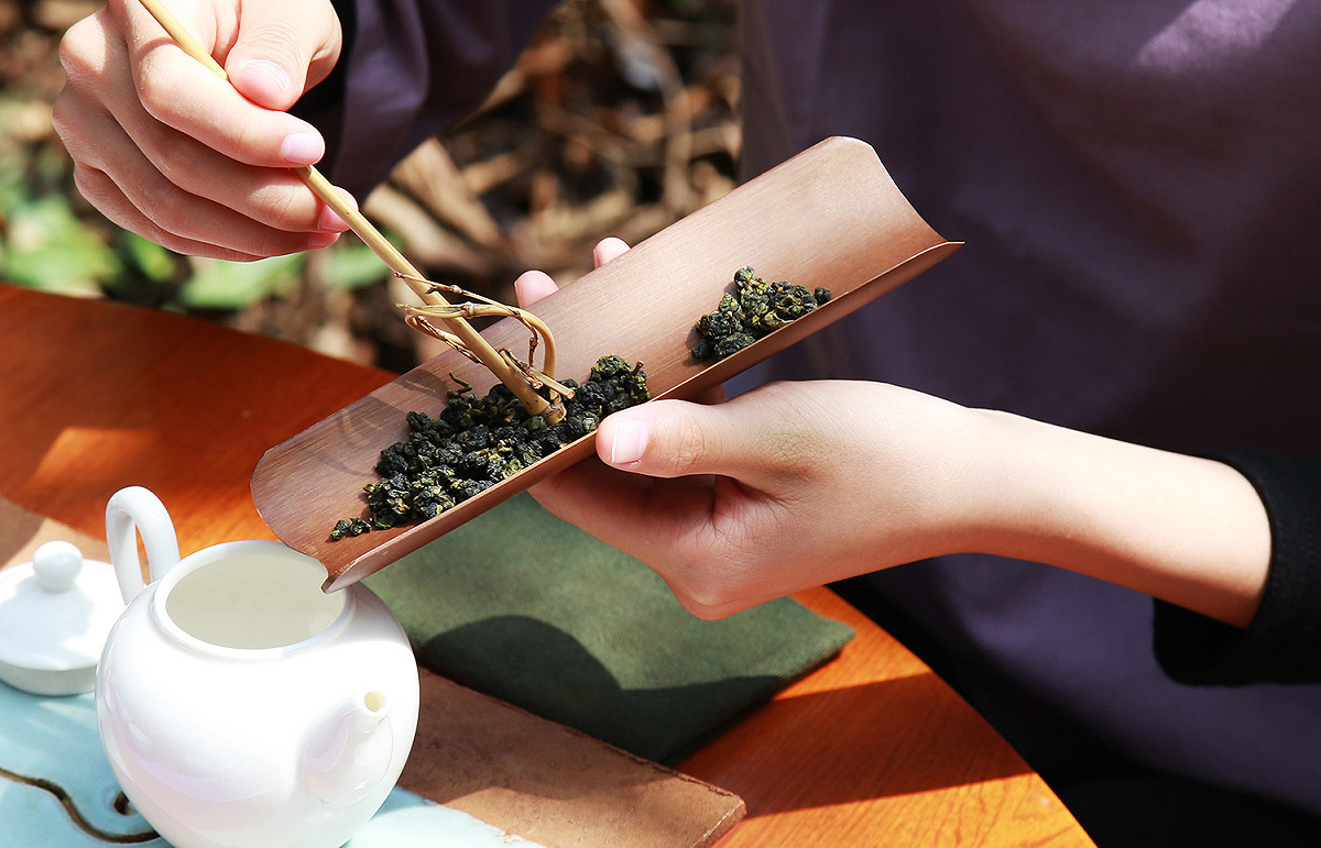 浪漫紫藤花下品茗茶席。 圖：嘉義文化觀光局／提供