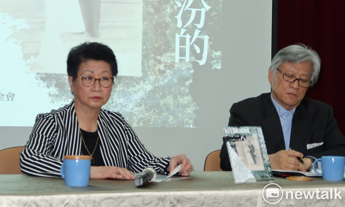 郭勝華醫師與詩人李敏勇（右）。 圖：林朝億/攝