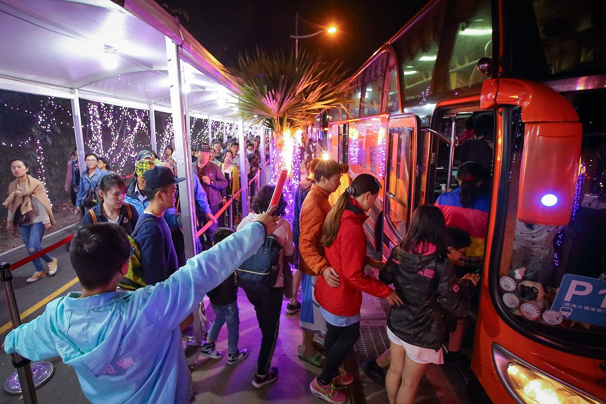 台灣燈會人氣爆棚，為因應228連假可能的大量人車潮，屏東縣政府今（26）公布四大疏運方案，包含：連假期間內暫停高捷國際機場站接駁路線、增開公路客運 32 班次燈會快線、協調台鐵增開 8 列次火車，並建議民眾揪團包遊覽車南下，以避免久候。 圖：屏東縣政府／提供
