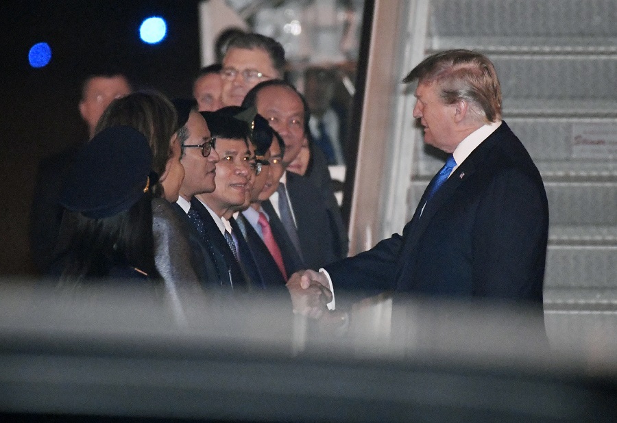 美國總統川普（Donald Trump）的專機於今晚降落越南河內，下機後與接機人員握手致意。 圖：達志影像/美聯社