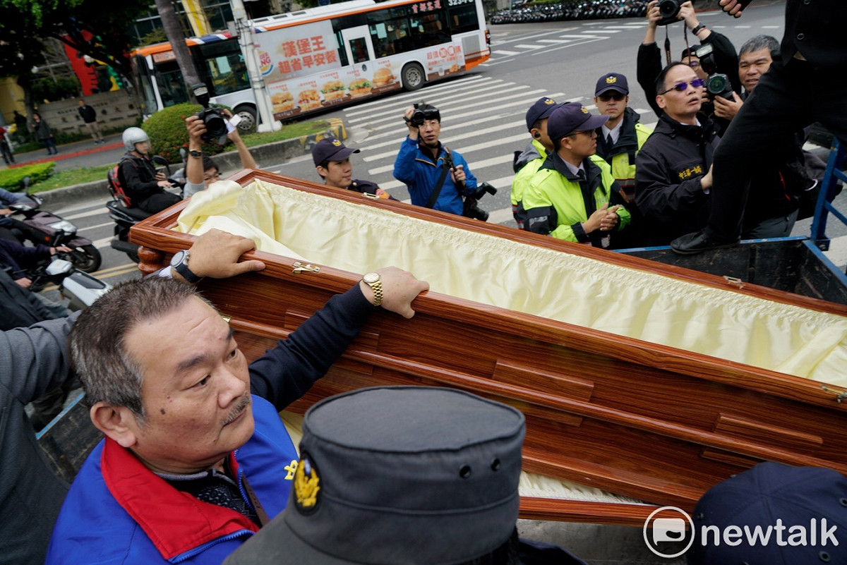 中華統一促進黨總裁「白狼」張安樂昨（26）天抬棺率眾衝立法院。 圖：張良一/攝