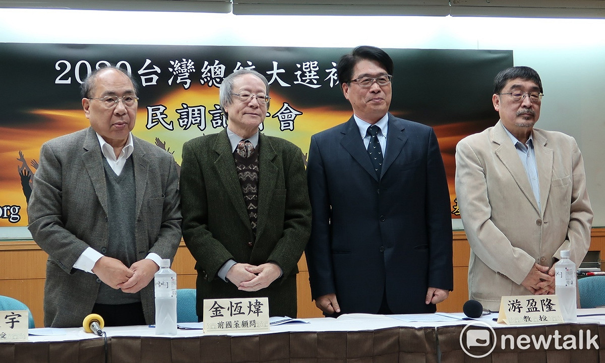 台灣民意基金會27日發表最新民調，出席者為丁庭宇、金恆煒、游盈隆、施正鋒。 圖：林朝億/攝