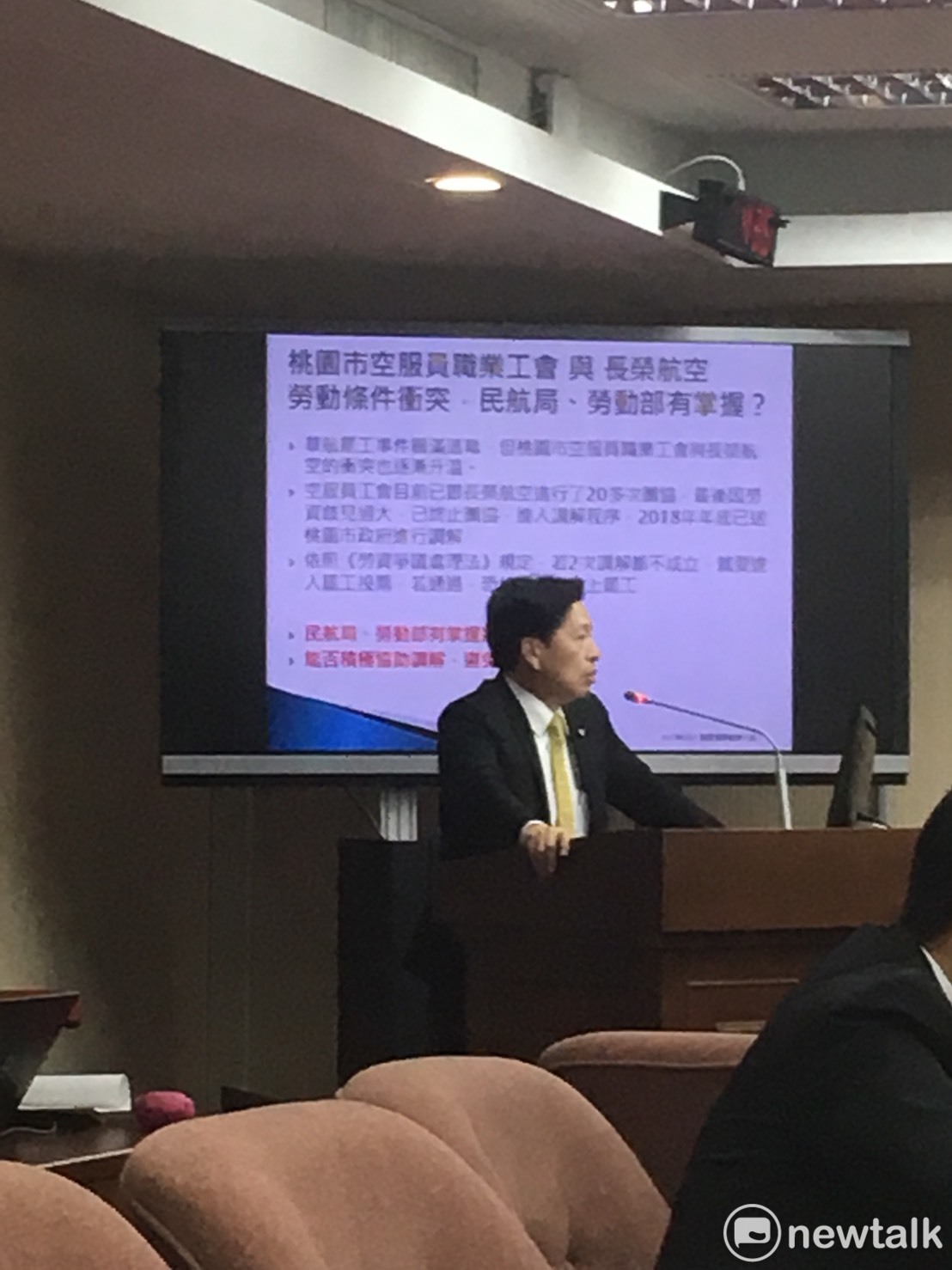 立委鄭寶清呼籲要有罷工預告期。 圖：郭靜育／攝