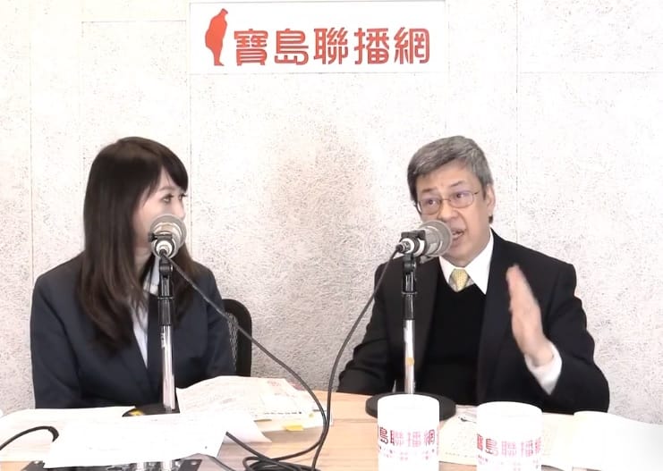 副總統陳建仁（右）接受廣播節目「超級報報」主持人簡余晏專訪。 圖：擷取自寶島聯播網臉書直播畫面