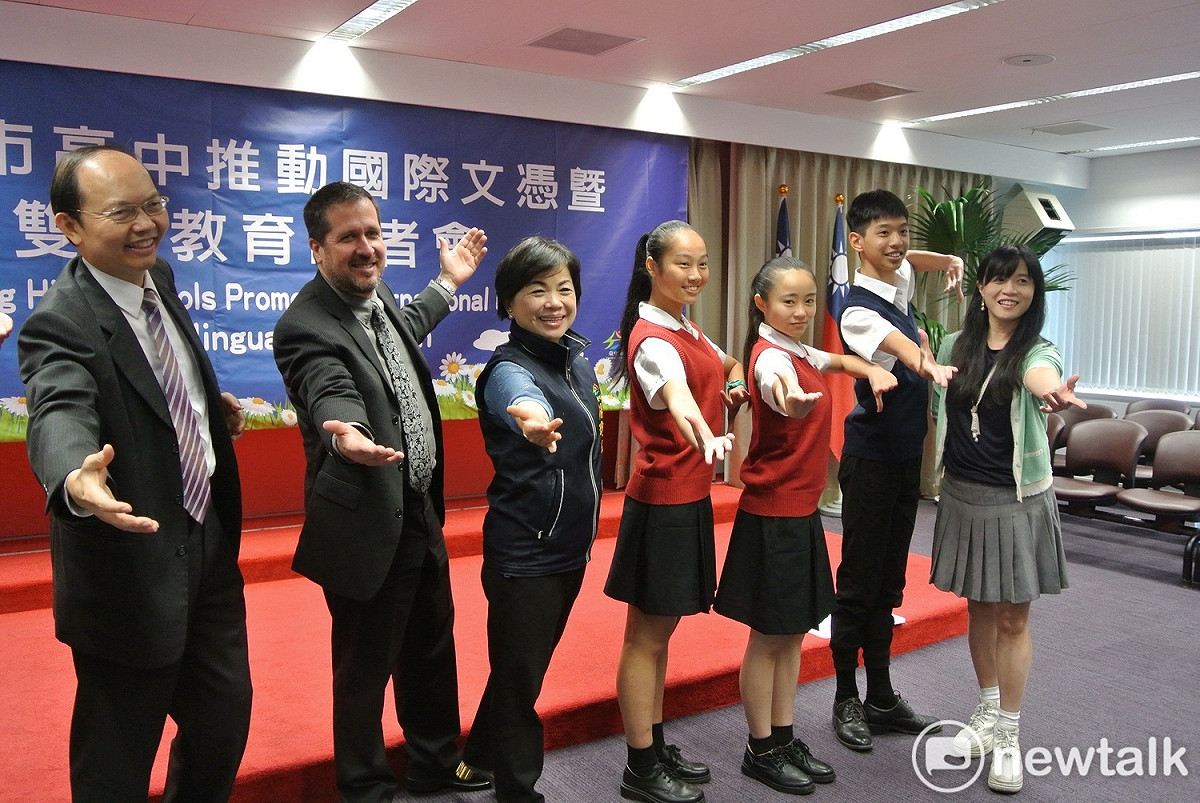 台中市副市長楊瓊瓔、教育局長楊振昇與學生們互動氣氛非常融恰。 唐復年/攝