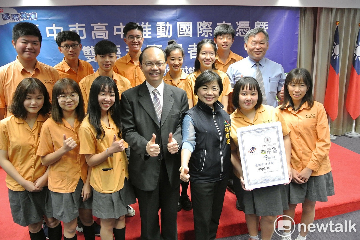 台中市副市長楊瓊瓔、教育局長楊振昇與學生們互動氣氛非常融恰。 唐復年/攝