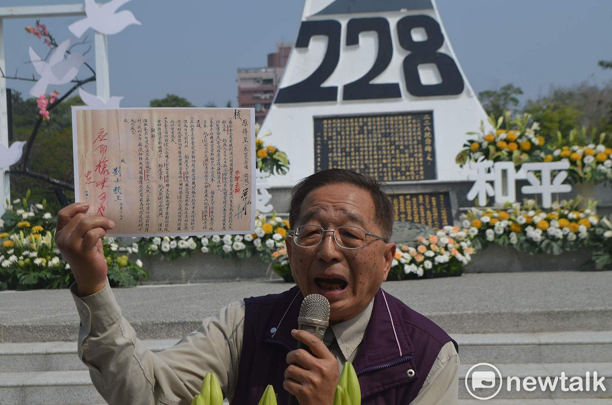 一名228事件的受難者家屬出示公文影本，指蔣介石下令槍決一名政治犯。 圖：蔡坤龍/攝