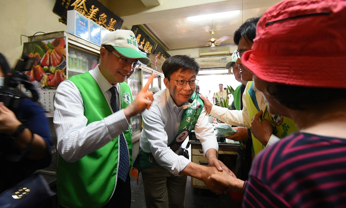 民進黨主席卓榮泰27日陪同立委候選人郭國文掃街。 圖：民進黨提供