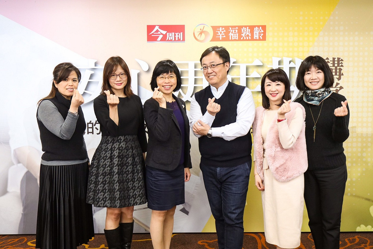 更年期新發現！非荷爾蒙治療成趨勢，左起衛生福利部國民健康署慢性疾病防治組李惠蘭科長﹑今周刊謝春滿副社長﹑衛生福利部國民健康署賈淑麗副署長﹑婦產身心醫學會陳保仁理事長﹑劉怡里營養師﹑今周刊品關部總監吳幸芳。 照片提供：幸福熟齡