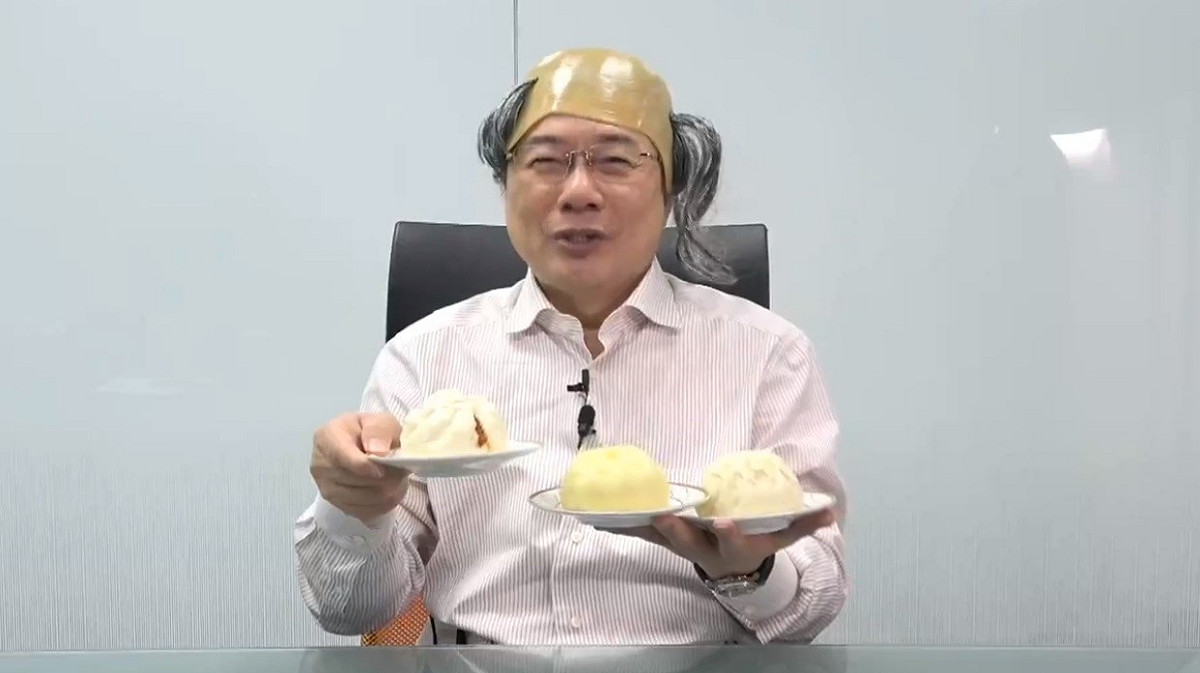 國民黨前立委蔡正元今日臉書直播開講，因與友人打賭輸掉，順應時事，打扮成禿子並且大吃土包子給大家看。 圖：翻攝蔡正元臉書