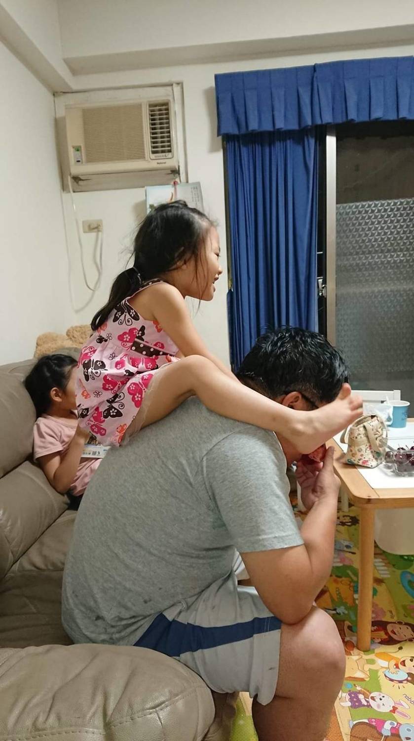 邱顯智與女兒玩鬧，享受天倫之樂。 圖：邱顯智提供