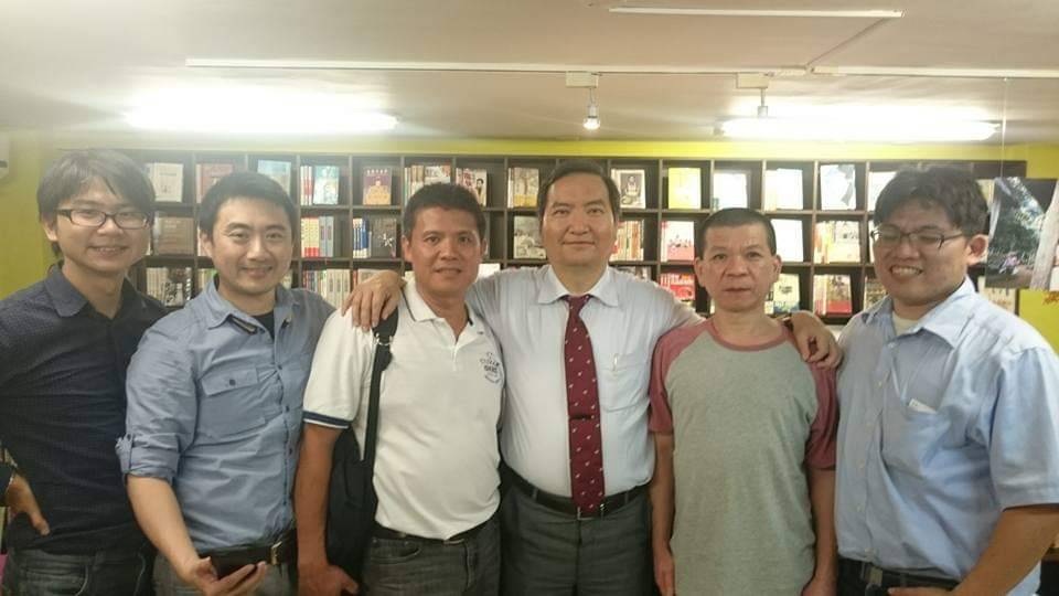 邱顯智（右1）與羅秉成（右3）、陳龍綺、李宣毅、羅士翔等義務辯護律師團與無罪開釋的鄭性澤開心合照。 圖：邱顯智提供