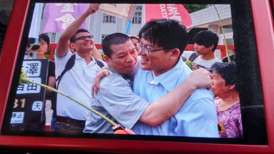 鄭性澤（左）被裁定釋放，與邱顯智律師（左）在看守所外激動擁抱。 圖：邱顯智提供