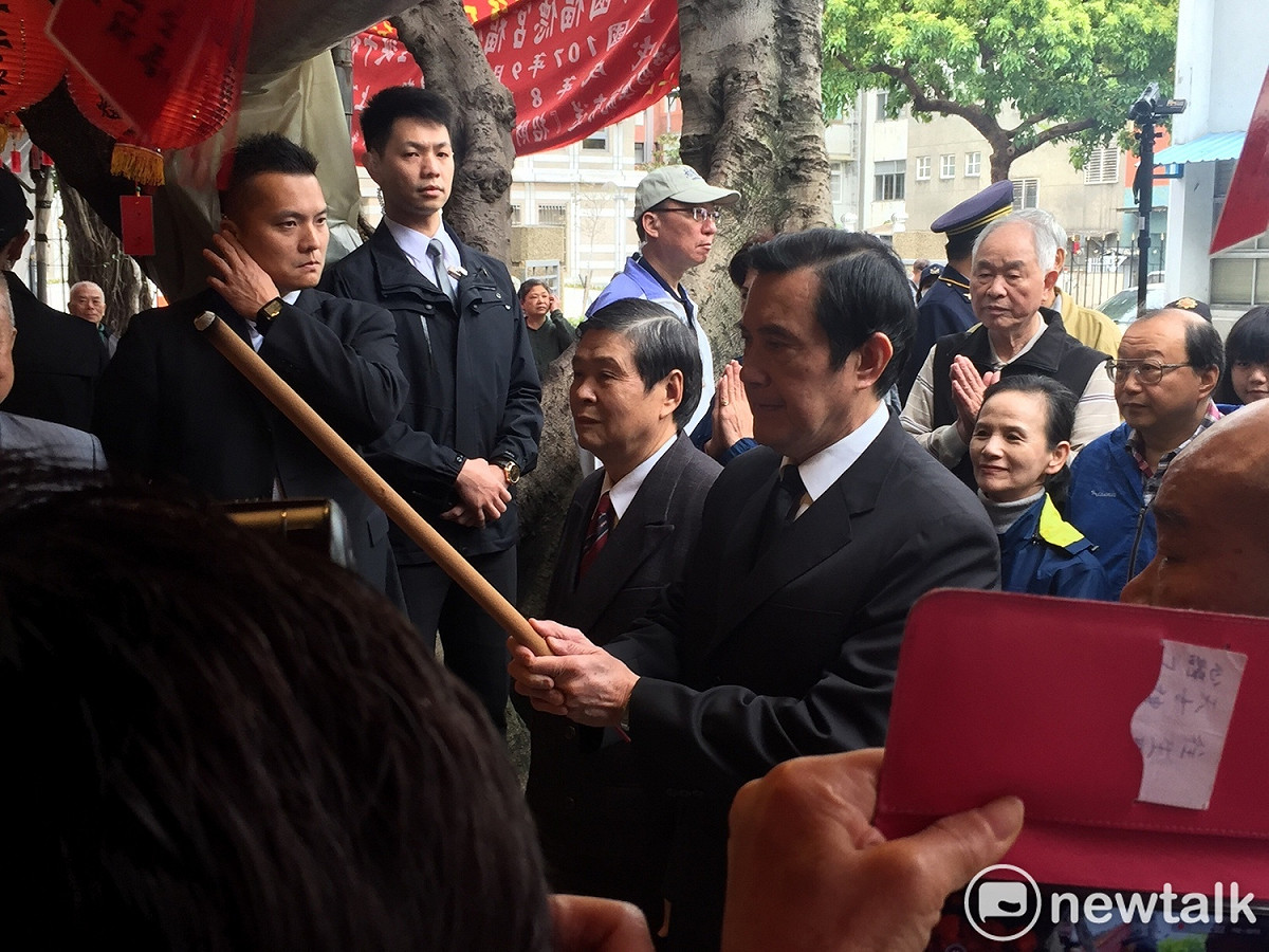 今天是228紀念日，前總統馬英九上午前往福德宮參香祈福。 圖：趙婉淳／攝