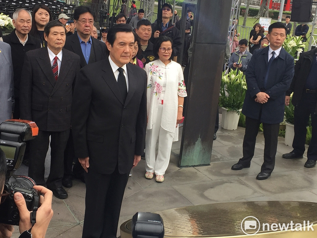前總統馬英九上午前往228紀念碑前鞠躬致意。 圖：趙婉淳／攝