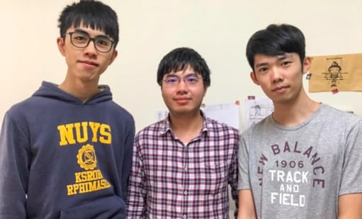三位為漁太郎共同創辦人。左起為遊戲企劃製作林宏嘉、程式設計曾楷棠、視覺美術馮承敏。 圖：漁太郎/提供