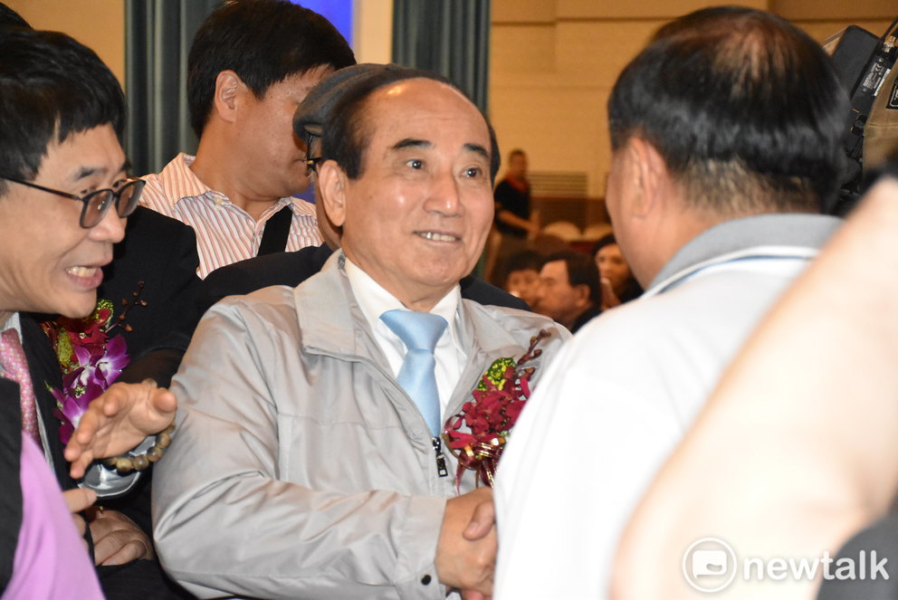 王金平進入會場受到郷親熱烈歡迎。 圖：孫家銘／攝