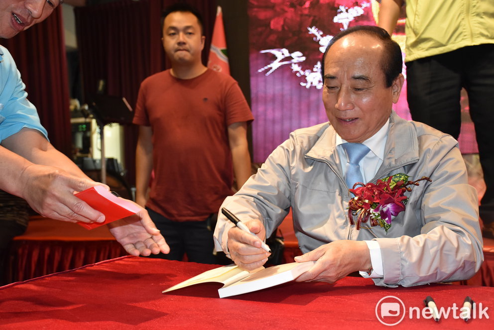 王金平現場辦起新書《橋--走近王金平》簽書會。 圖：孫家銘／攝