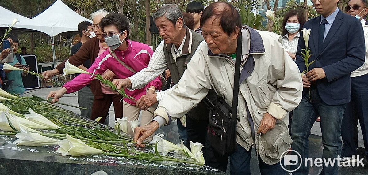 228受難者家屬至和平公園紀念碑獻花。 圖：孫家銘／攝