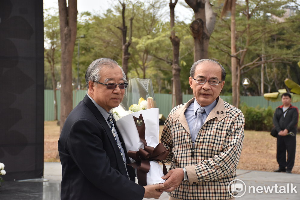 高雄市副市長洪東煒(右)代表韓國瑜獻花給高雄市二二八關懷協會理事長王文宏。 圖：孫家銘／攝